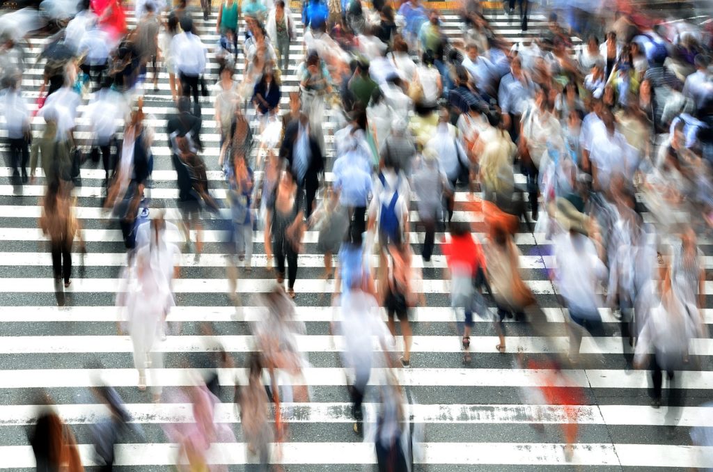 tráfico de gente pasando la calle
